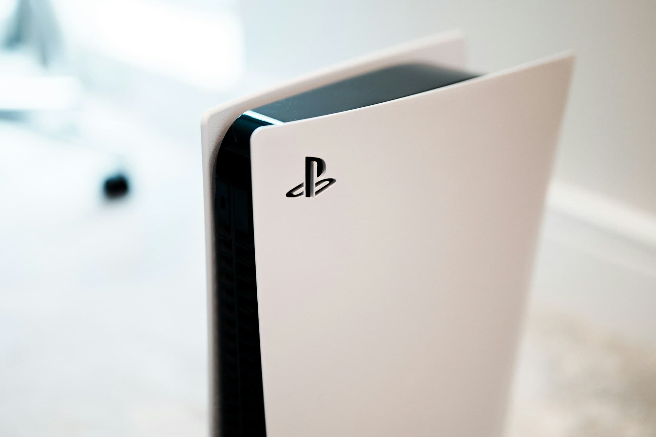 浅色 PS5 主机
